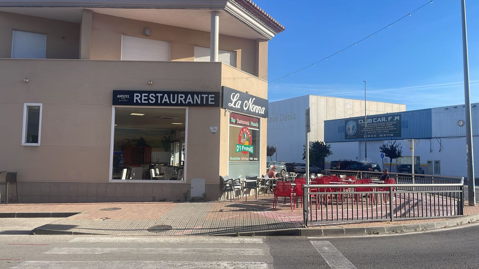 Fachada y terraza